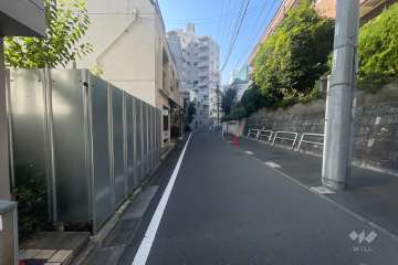 敷地北東側の前面道路（北側から）