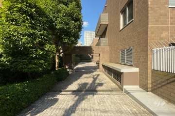 敷地内平面駐車場の出入口（リングシャッター付き）