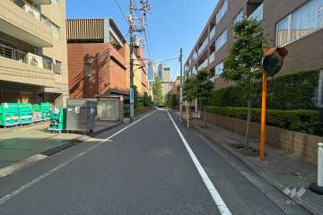 敷地東側の前面道路（北側から）
