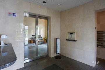 エントランスはオートロック付きです。