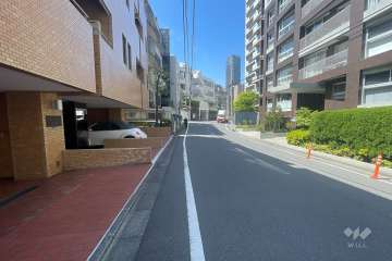 敷地北西側の前面道路（北東側から）