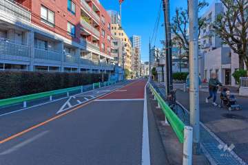 敷地北側の前面道路（西側から）