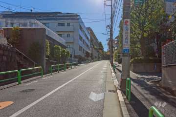 敷地北西側の前面道路（北側から）