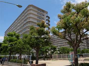1号棟の東側には道を挟んで公園があります。