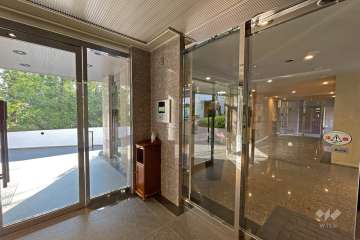 エントランスはオートロック付きです。