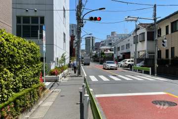 敷地南側の前面道路
