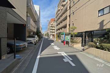 敷地北西側の前面道路（南西側から）