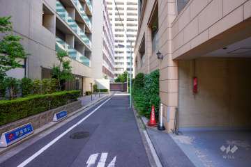 敷地西側の前面道路　