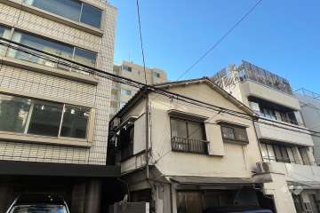 敷地南東側の前面道路（南西側から）
