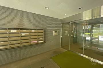 エントランスはオートロック付きです。