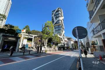 周辺は住宅の他、店舗や事務所などが混在する街です。