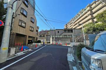 ライオンズマンション乃木坂の遠景。周辺は住宅の他、店舗や事務所などが混在する街です。