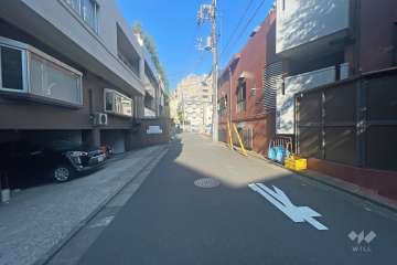 敷地西側の前面道路（南側から）