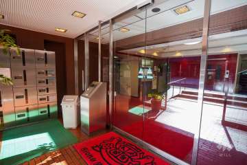 エントランスはオートロック付きです。