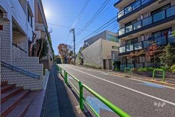 敷地の西側前面道路（北側から）