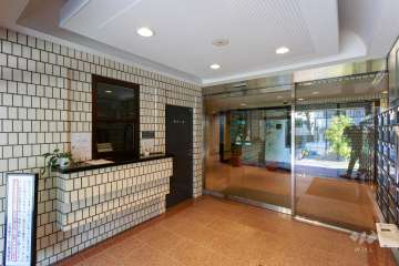 エントランスはオートロック付きです。