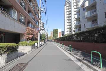 敷地西側の前面道路