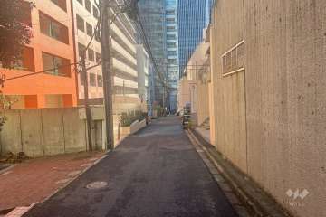 敷地西側の前面道路