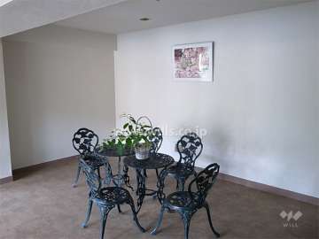 談話スペースのあるエントランスホール