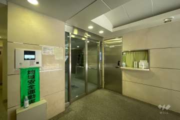 エントランスはオートロック付きです。