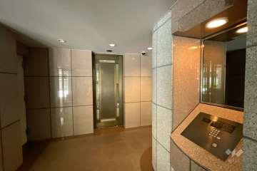 エントランスはオートロック付きです。