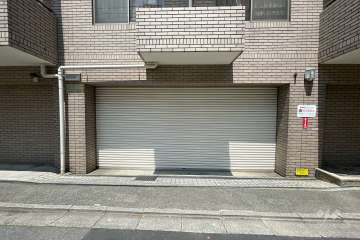 駐車場の出入り口（シャッター付き）