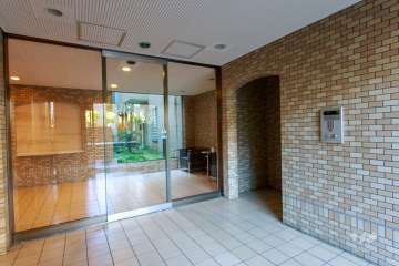 エントランスはオートロック付きです。