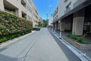 敷地北側の前面道路（西側から）