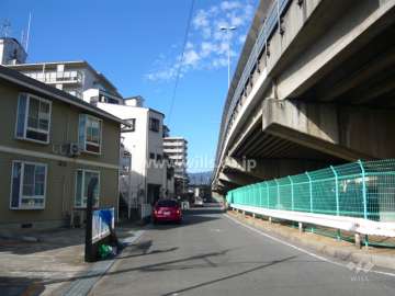 敷地の北側は171号線の高架に面しています。