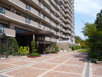 エントランス前は広々としています。