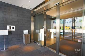 エントランスはオートロック付きです。　