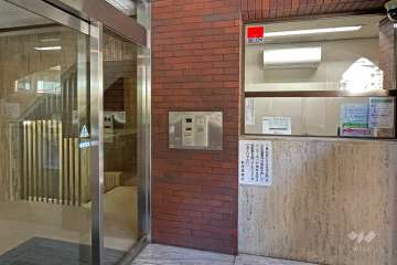 エントランスはオートロック付きです。