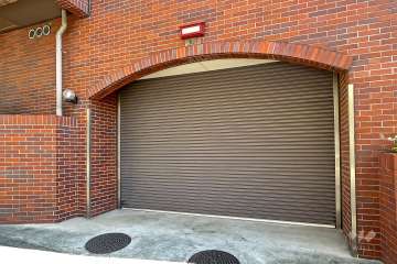 敷地内駐車場の出入り口（シャッター付き）