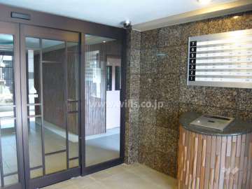 エントランスはオートロック付きです。