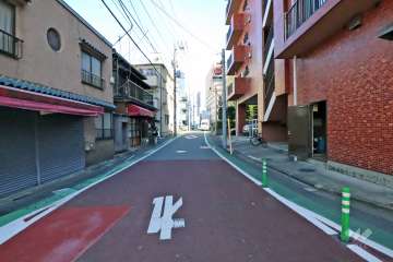 敷地北西側の前面道路(南西側から)