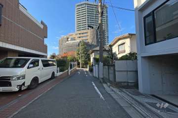 敷地北側の前面道路（東側から）