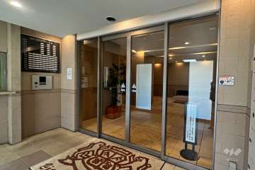 エントランスはオートロック付きです。