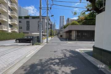敷地南西側の前面道路（北西側から）