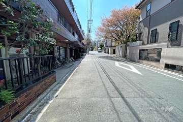 敷地西側の前面道路