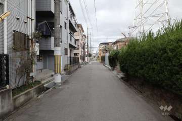 敷地北側の前面道路（東側から）