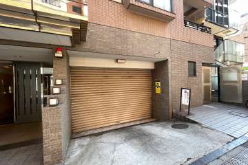 駐車場出入り口（電動シャッター付き）