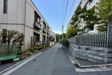 敷地東側の前面道路（北側から）