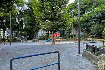 敷地に隣接する『狸穴公園』