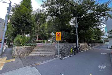 敷地に隣接する『狸穴公園』