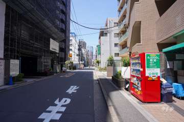 敷地西側の前面道路