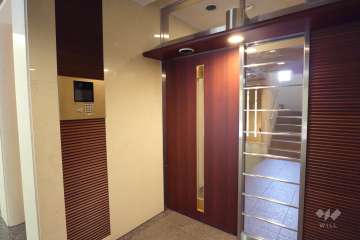 エントランスはオートロック付きです。