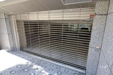 駐車場の出入口（シャッター付き）