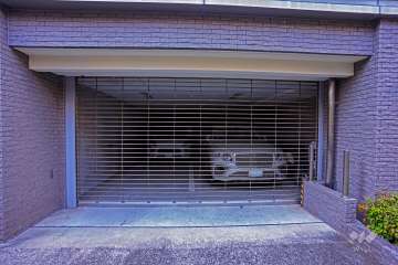 敷地内駐車場（屋内平面式・リングシャッター付き）