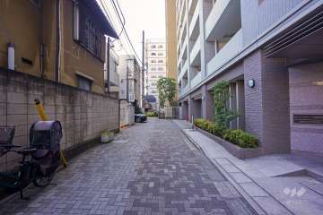 敷地南東側の前面道路（北東側から）