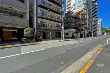 敷地南東側の前面道路（南西側から）